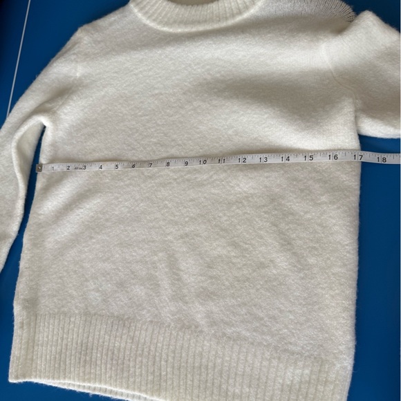 Saks 5th Avenue Faux Fur Sweater. Size XS. Mint Condition - Picture 5 of 6